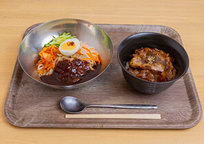 ビビン麺 キムチ付き＋300円でビビンバ大をお付けできます。